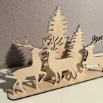 Rentierherde mit Tannen