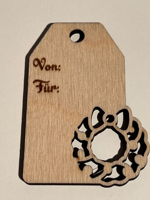 Geschenkanhänger mit Kranz