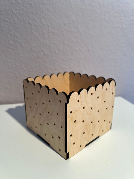 Keksbox mit vielen Herzchen