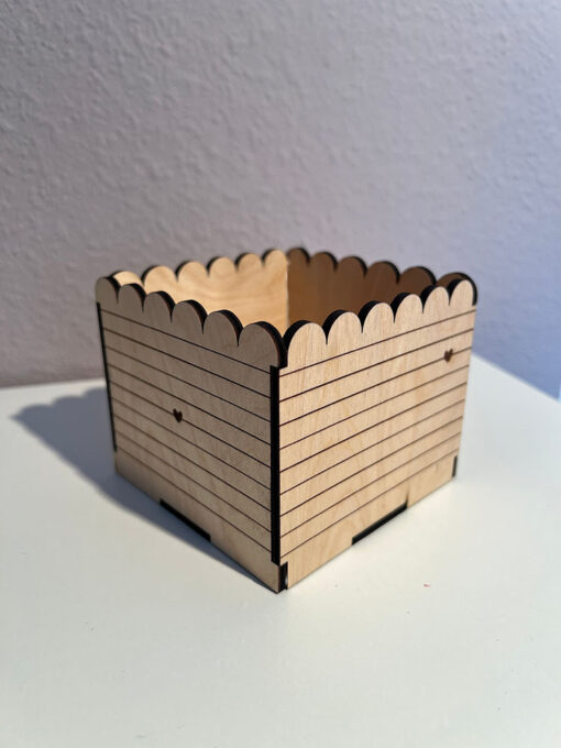 Keksbox mit Herz und Linien
